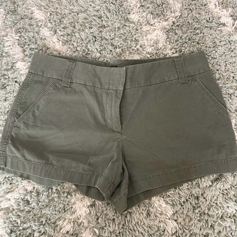 J. Crew Green Chino Shorts Classic Style Size 8 - Picture 1 of 7